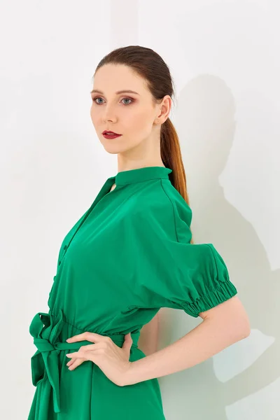 Junges Mädchen Grünen Kleid — Stockfoto