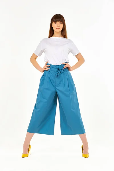 Junges Mädchen Blauer Hose Und Weißem Shirt Auf Weißem Hintergrund — Stockfoto