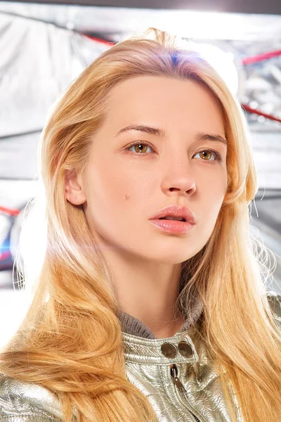 Gümüş arka plan üzerinde bir sarışın portresi