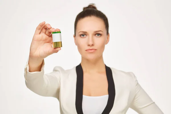 kız beyaz bir ceket elinde bir batarya ile