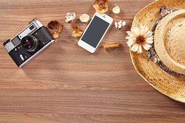 Ahşap bir masa smartphone ve straw hat üst görünümden yanında yatan bir eski fotoğraf makinesi