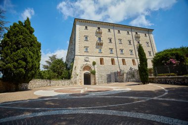 Dağlarda Katolik manastırı