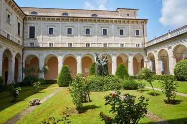 Bir Katolik manastırın bahçesinde