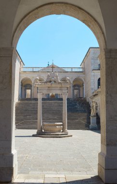 Katolik manastırının merkezinde iyi