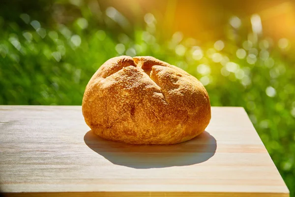 Pan Está Sobre Mesa Contra Verde — Foto de Stock