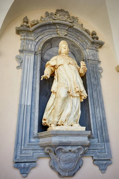 bir manastırda bir Katolik rahip heykeli