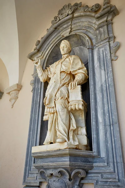Статуя Католического Священника Монастыре — стоковое фото