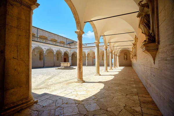 Courtyard Monastery Columns — Stock Photo, Image