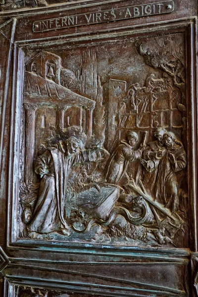 kapıda antik kovalamaca