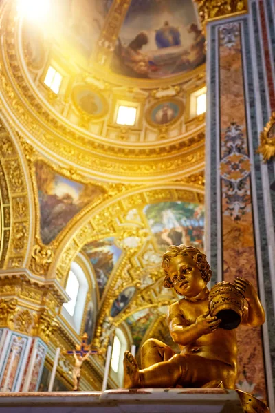 Bir Katolik Kilisesi'nde güneşte bir melek