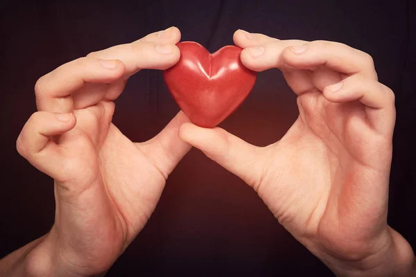 giysi bir arka plan üzerinde ellerde kalp