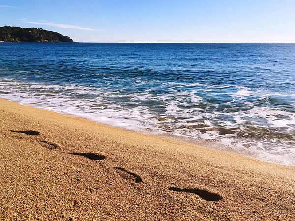 İspanya'da kumlu plajda ayak izleri