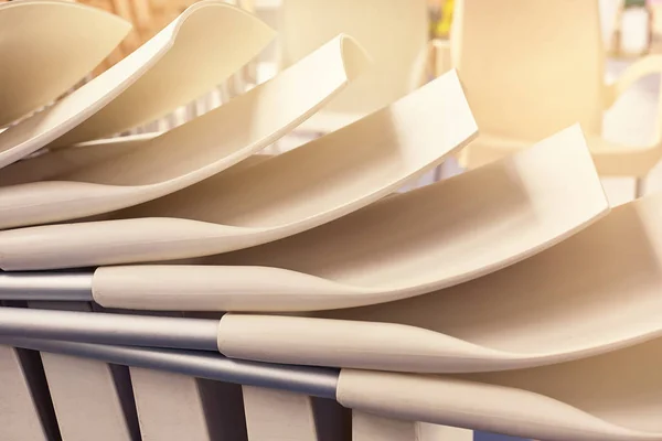 üst üste yığılmış sandalye bir desen