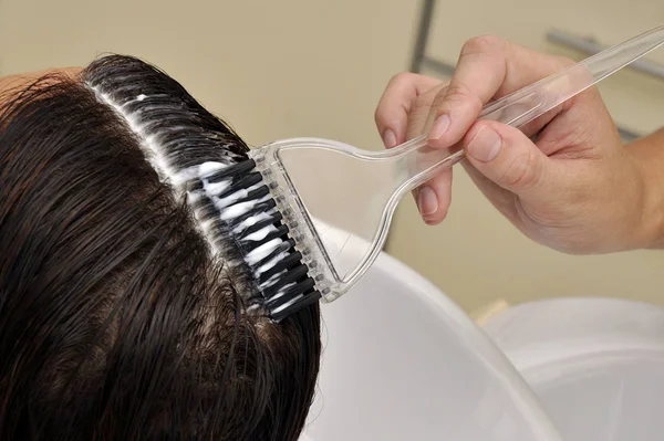 Salonda renklendirme saç. Stilist salonda saç boyama.