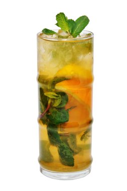 Beyaz arkaplanda izole edilmiş kokteyl