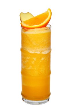 Portakal suyu. Beyaz arka plan üzerinde izole cam buz ile turuncu limonata.