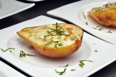 Armut ile peynir pişmiş. Ricotta ile armut.