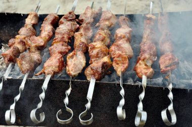 Domuz eti şiş kebap. Şiş şiş üzerinde
