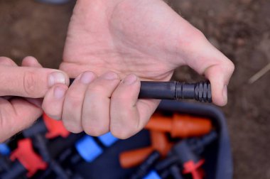 Erken ilkbaharda dikim için hazırlanmıştır. damla sulama için kırmızı saplı musluk. Damlama Sulama Sistemi Kapat. bir skein damla sulama için hortum. Diy damla sulama sistemi montajı