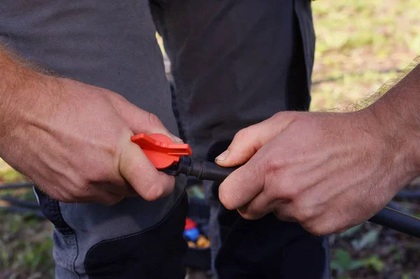Erken ilkbaharda dikim için hazırlanmıştır. damla sulama için kırmızı saplı musluk. Damlama Sulama Sistemi Kapat. bir skein damla sulama için hortum. Diy damla sulama sistemi montajı
