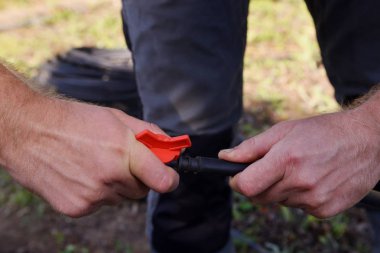 Erken ilkbaharda dikim için hazırlanmıştır. damla sulama için kırmızı saplı musluk. Damlama Sulama Sistemi Kapat. bir skein damla sulama için hortum. Diy damla sulama sistemi montajı
