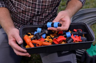 Erken ilkbaharda dikim için hazırlanmıştır. damla sulama için kırmızı saplı musluk. Damlama Sulama Sistemi Kapat. bir skein damla sulama için hortum. Diy damla sulama sistemi montajı