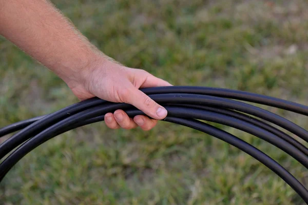 Erken ilkbaharda dikim için hazırlanmıştır. damla sulama için kırmızı saplı musluk. Damlama Sulama Sistemi Kapat. bir skein damla sulama için hortum. Diy damla sulama sistemi montajı