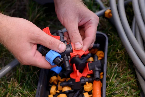 Erken ilkbaharda dikim için hazırlanmıştır. damla sulama için kırmızı saplı musluk. Damlama Sulama Sistemi Kapat. bir skein damla sulama için hortum. Diy damla sulama sistemi montajı