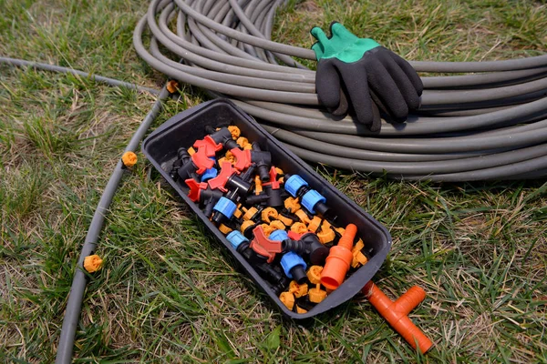 Erken ilkbaharda dikim için hazırlanmıştır. damla sulama için kırmızı saplı musluk. Damlama Sulama Sistemi Kapat. bir skein damla sulama için hortum. Diy damla sulama sistemi montajı