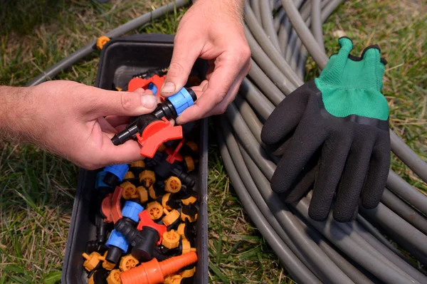 Erken ilkbaharda dikim için hazırlanmıştır. damla sulama için kırmızı saplı musluk. Damlama Sulama Sistemi Kapat. bir skein damla sulama için hortum. Diy damla sulama sistemi montajı