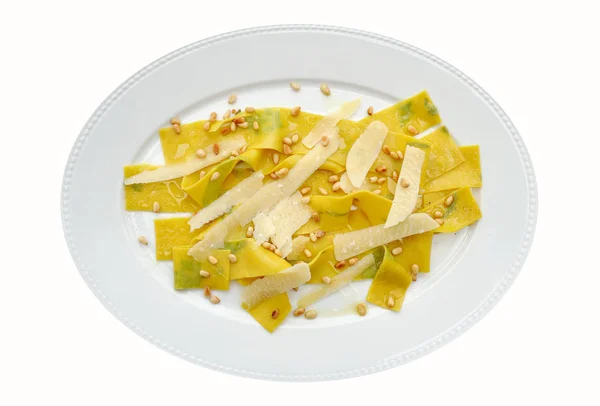Yeşillikli Pappardelle, çam fıstığı ve Parmesan. Beyaz arka planda izole peynir çam fıstığı ile Vejetaryen makarna yemek