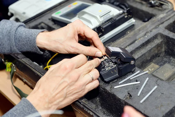 Soldador Fibra Óptica Trabaja Con Una Cuchilla Fibra Técnico Corta — Foto de Stock