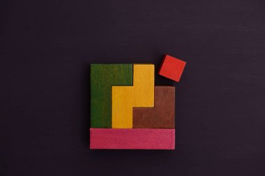 Katlanmış, renk bulmacası, koyu arkaplan.