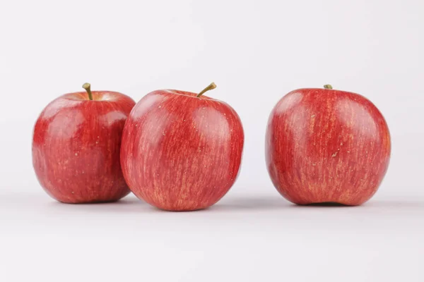 Drei Rote Äpfel Auf Dem Tisch — Stockfoto