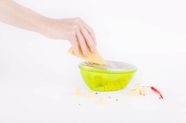 bir rende üzerinde peynir