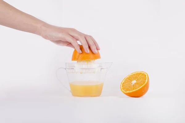 女性手絞りオレンジ ジュース — ストック写真
