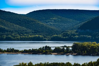 geniş, ona çağırıyor
