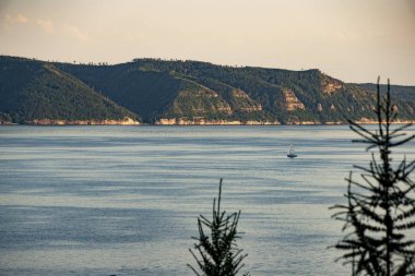 Yalnız yelken Nehri üzerinde