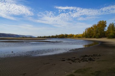 Nehir boyunca yürümek