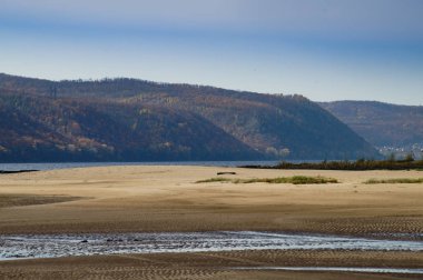 Nehir boyunca yürümek