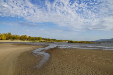 Nehir boyunca yürümek