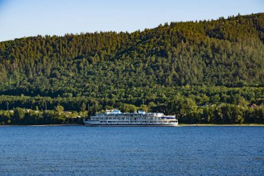 Nehir boyunca yürümek