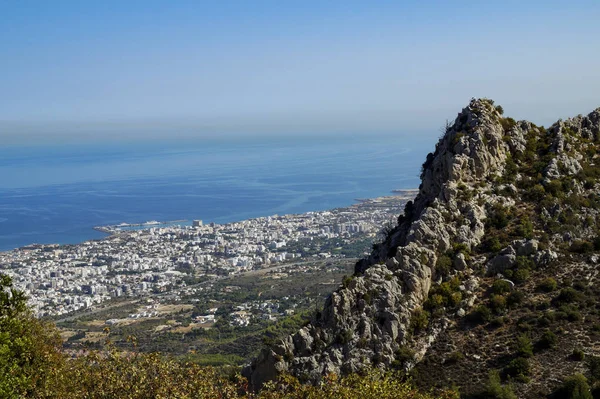 Girne şehir ve Pentadactylos dağ silsilesi St. Hilarion Kalesi manzarasına... Kuzey Kıbrıs Türk Cumhuriyeti...