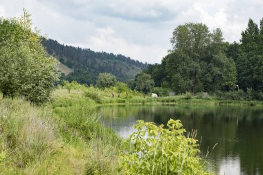 Göl kenarında dinlenme