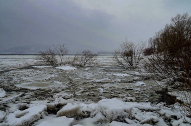 nehre bulutlu kış gününde yürüyüş