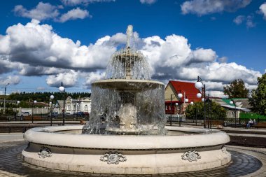 şehir meydanında yürümek