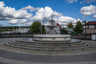 şehir meydanında yürümek