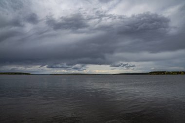 Nehir kıyısında yürü