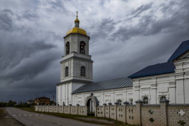 Yaldızlı kubbeli kilise beyaz boyalı çan kulesi