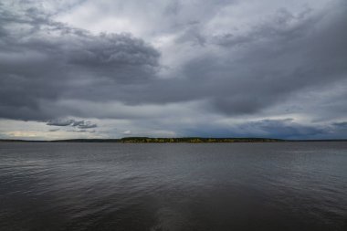Nehir kıyısında yürü